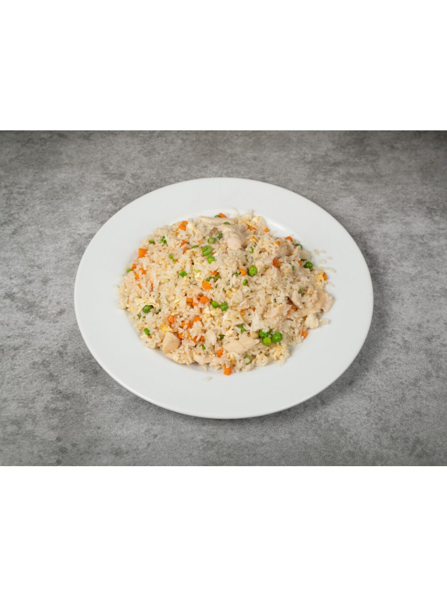 114. Пържен ориз с пилешко, грах и моркови 700гр