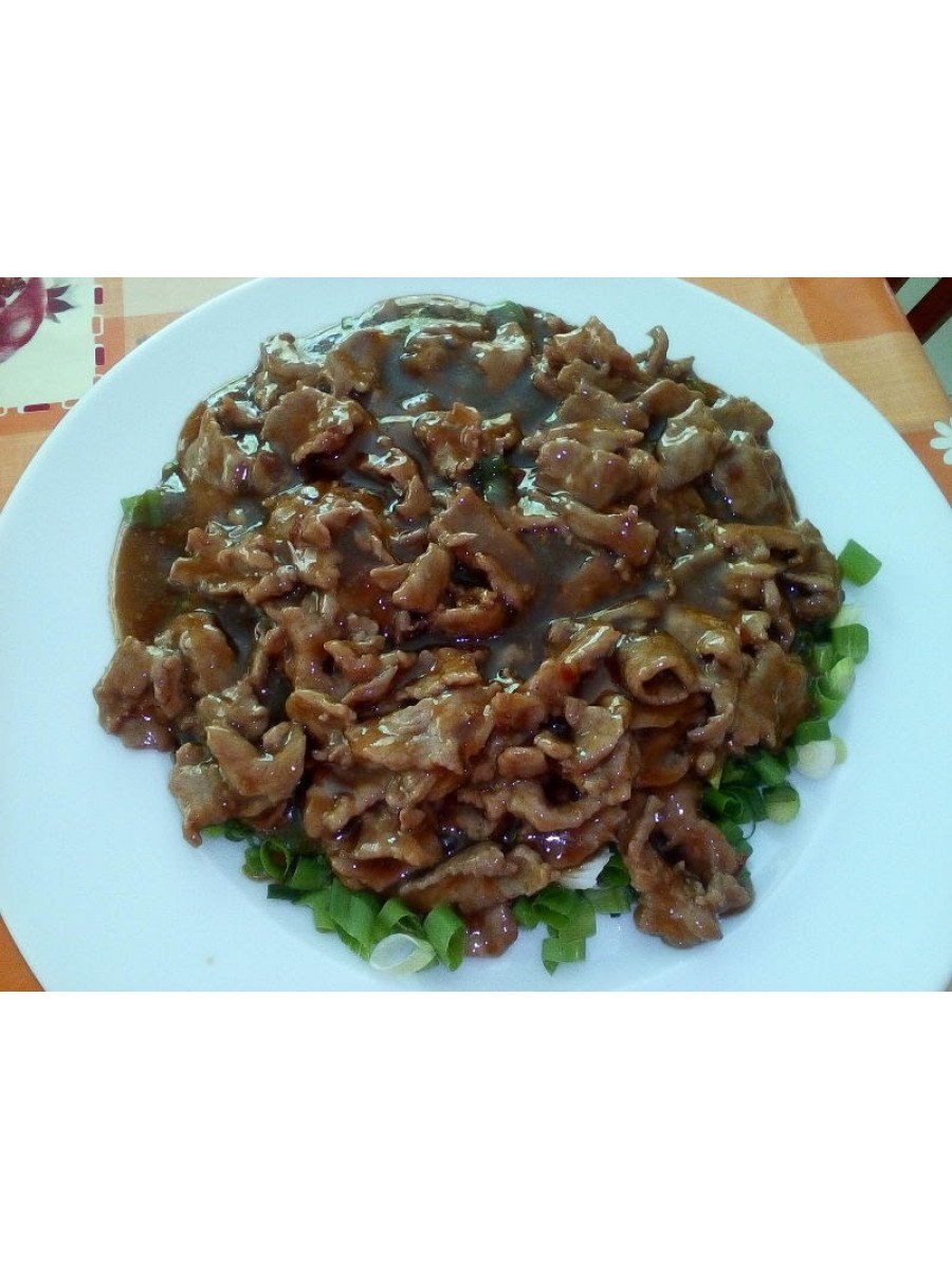 54. Лютиво телешко върху лук 600гр