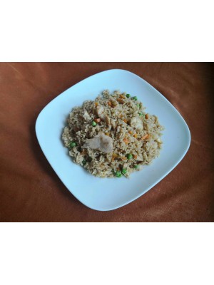 114. Пържен ориз с пилешко, грах и моркови 700гр