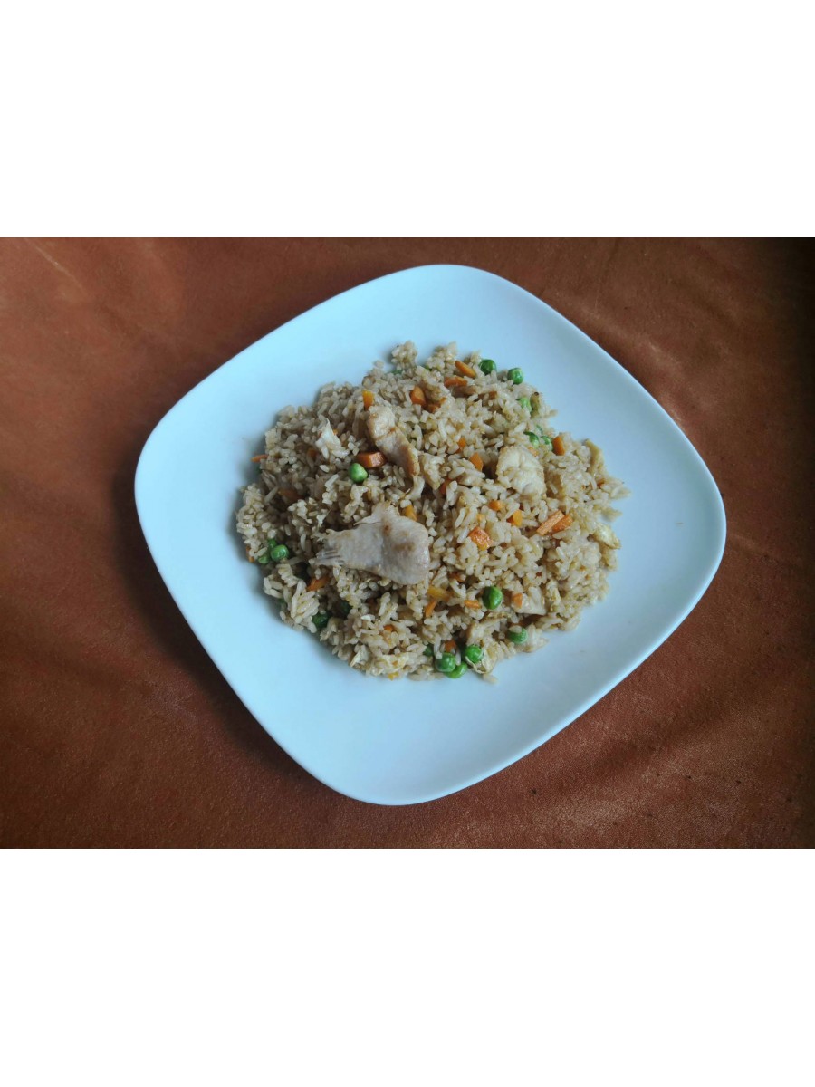114. Пържен ориз с пилешко, грах и моркови 700гр