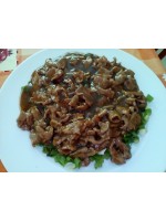 54. Лютиво телешко върху лук 600гр