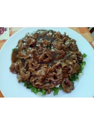 54. Лютиво телешко върху лук 600гр